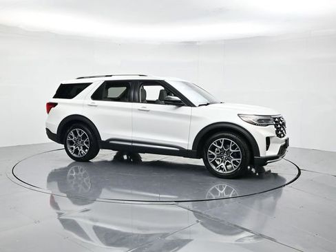 Certified 2025 Ford Explorer Platinum w/ Ultimate Package image 3