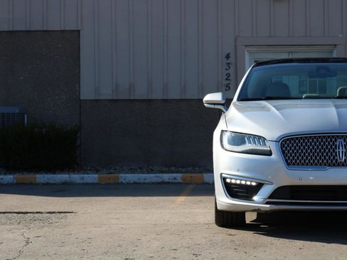 Used 2017 Lincoln MKZ Reserve w/ Technology Package FWD image 3