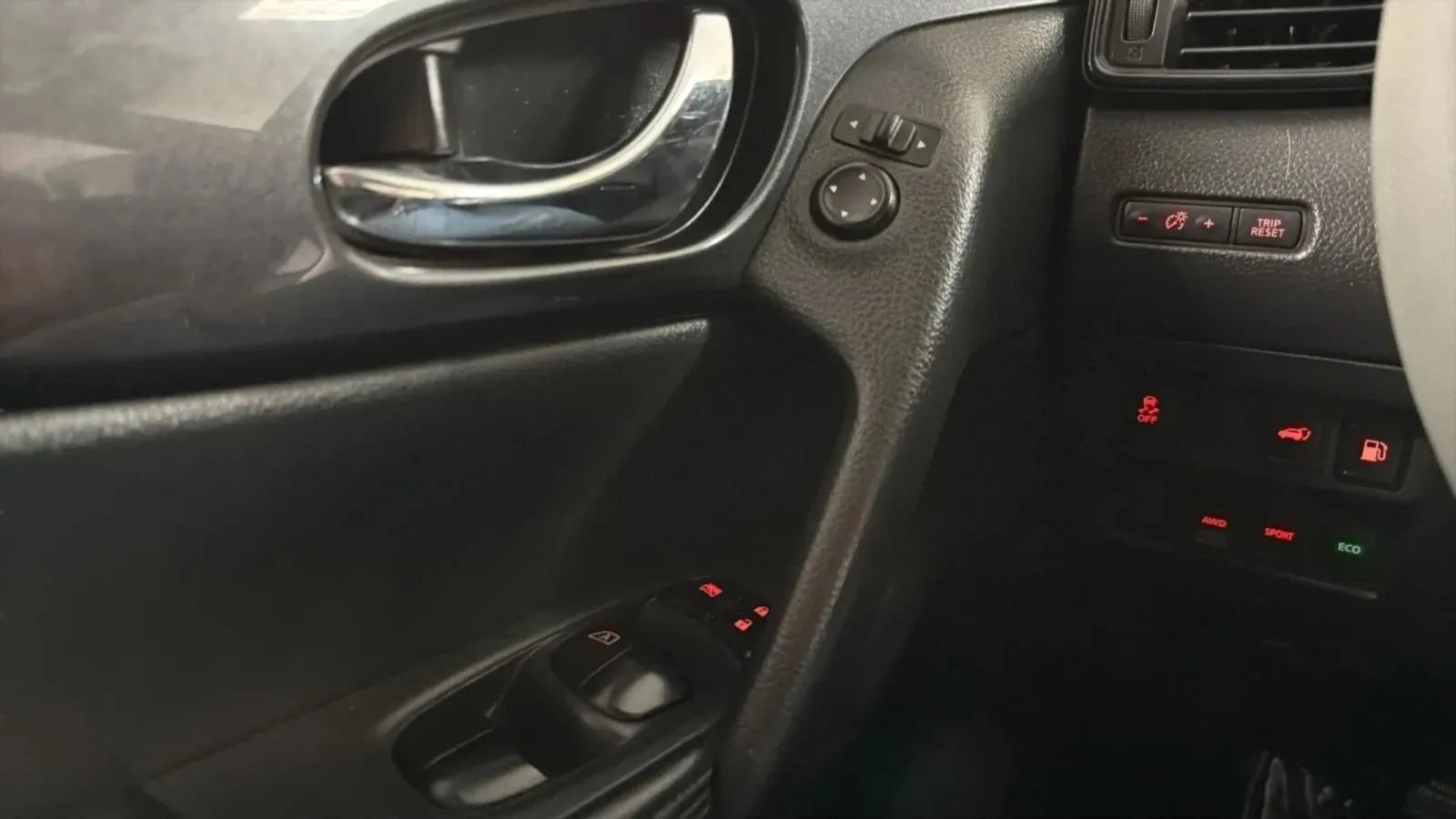 Used 2018 Nissan Rogue SV AWD/4WD image 15