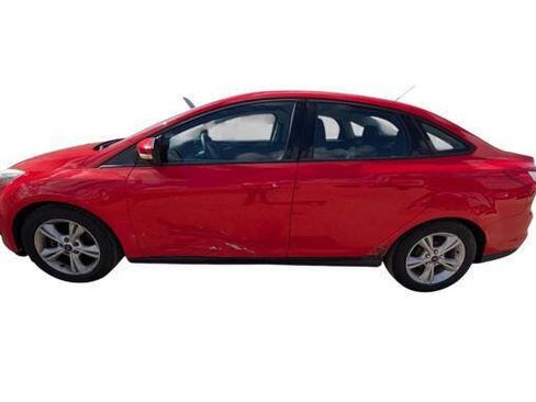 Used 2014 Ford Focus SE w/ SE Winter Package FWD image 2