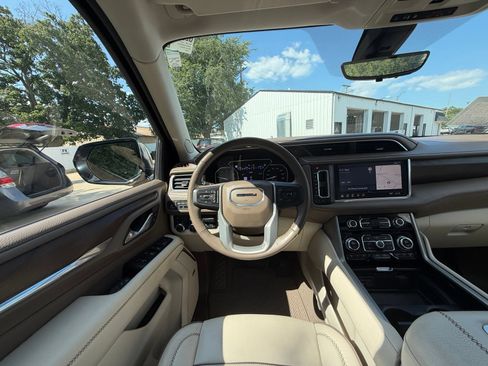 Used 2021 GMC Yukon XL Denali w/ Denali Ultimate Package AWD/4WD image 2