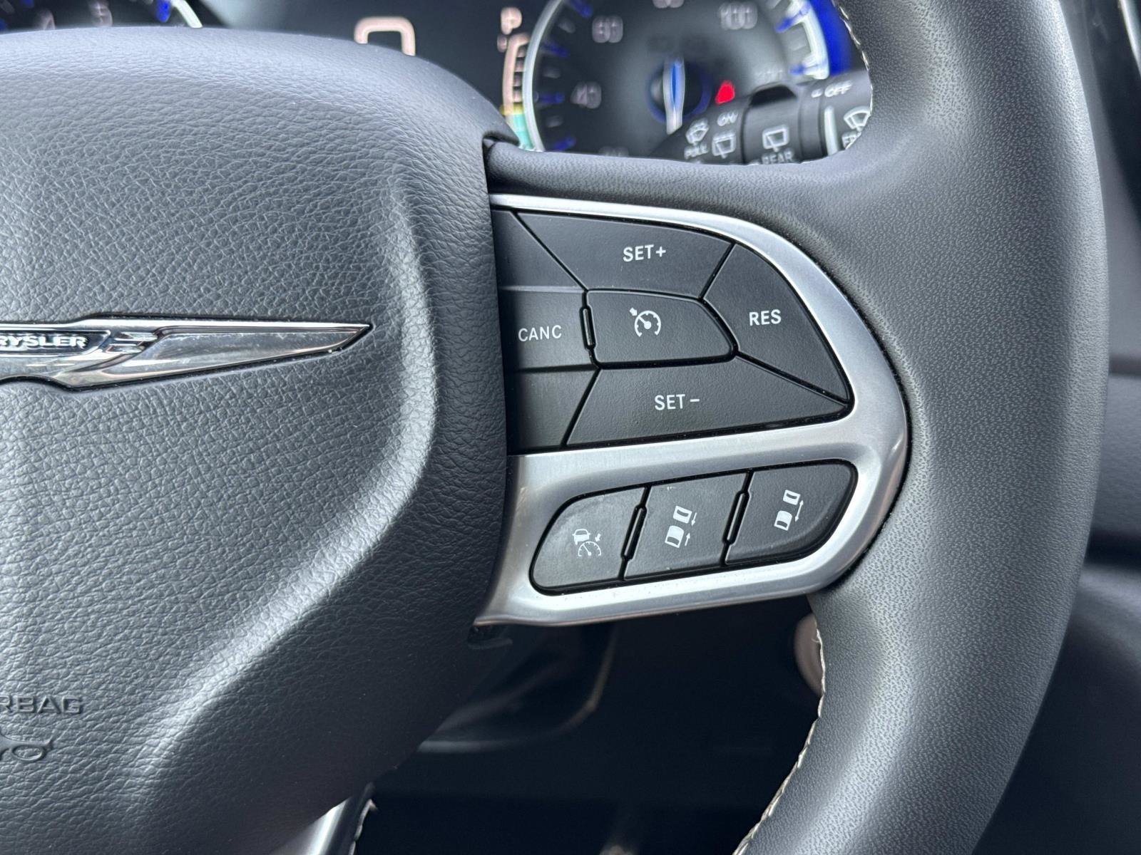 Used 2025 Chrysler Pacifica Select FWD image 14