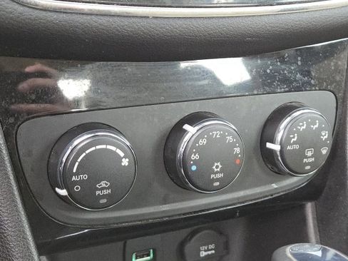 Used 2013 Chrysler 200 Limited image 18