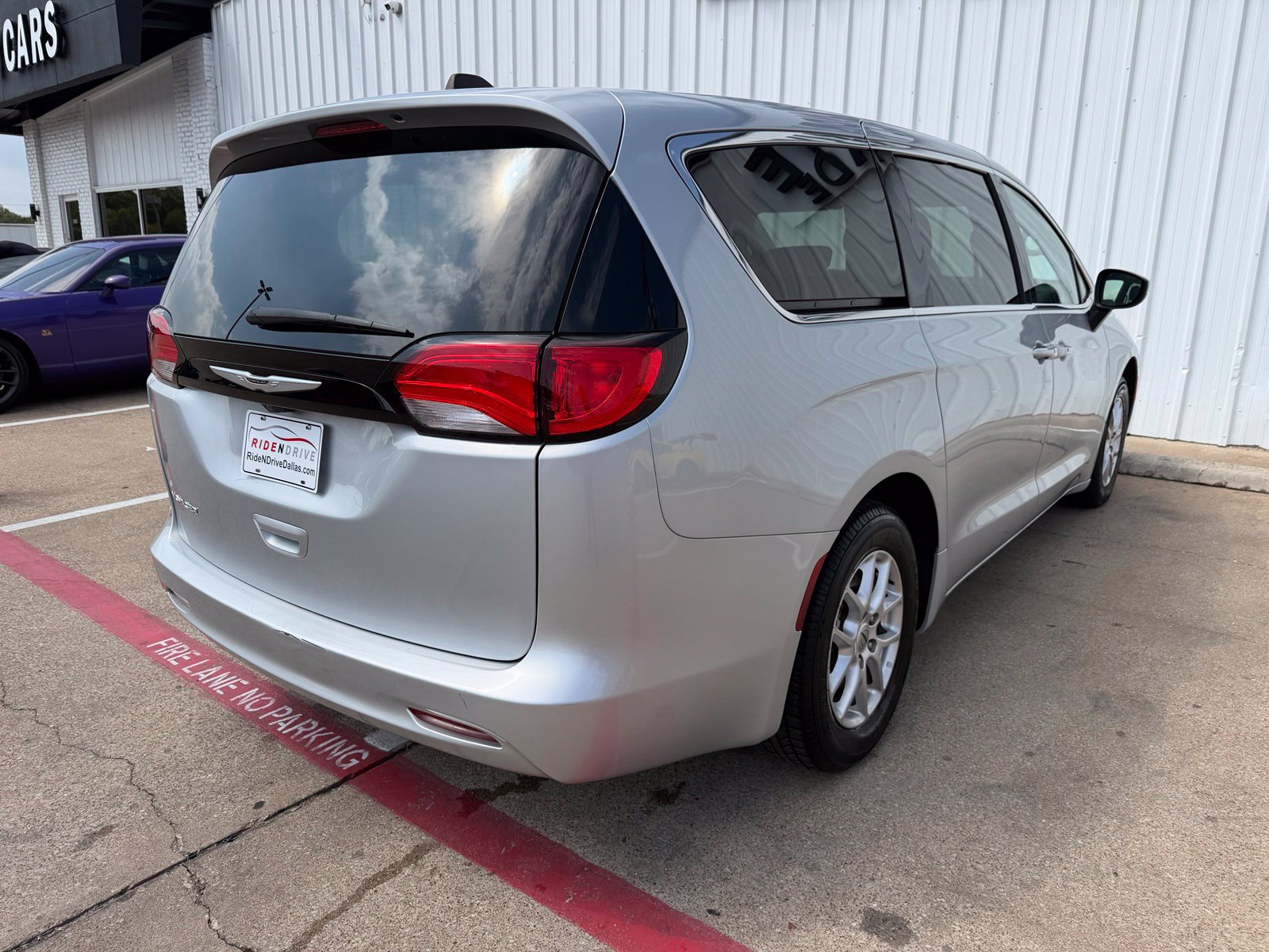 Used 2023 Chrysler Voyager LX FWD image 7