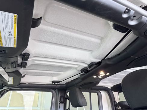 Used 2021 Jeep Gladiator Sport image 26