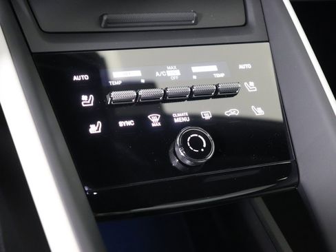 Certified 2025 Porsche Macan Electric image 33