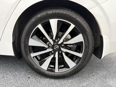 Used 2024 Nissan Sentra SV w/ SV Premium Package image 19