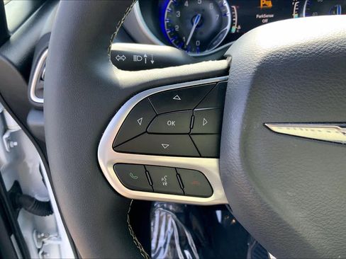 Used 2025 Chrysler Pacifica Select FWD image 22