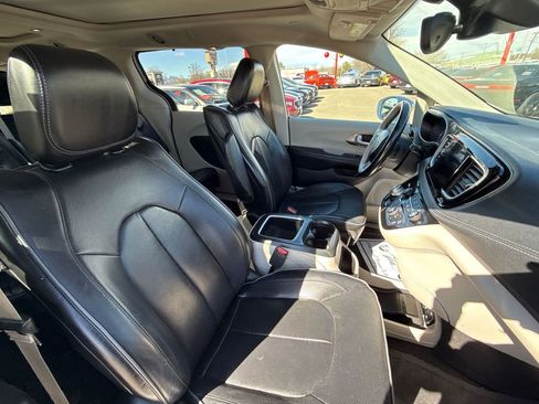 Used 2017 Chrysler Pacifica Limited image 15