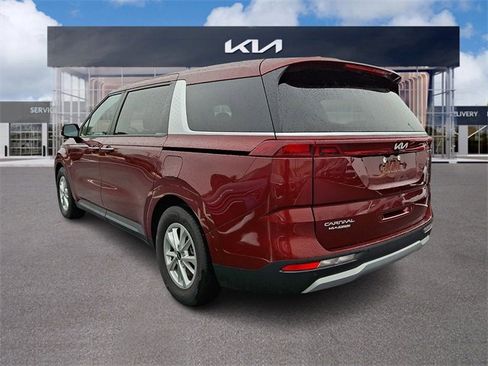 Used 2023 Kia Carnival LX image 4
