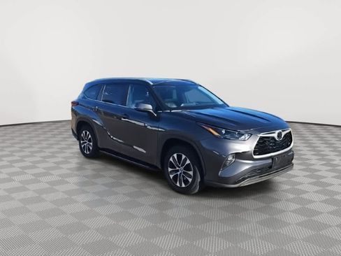 Used 2023 Toyota Highlander XLE image 2