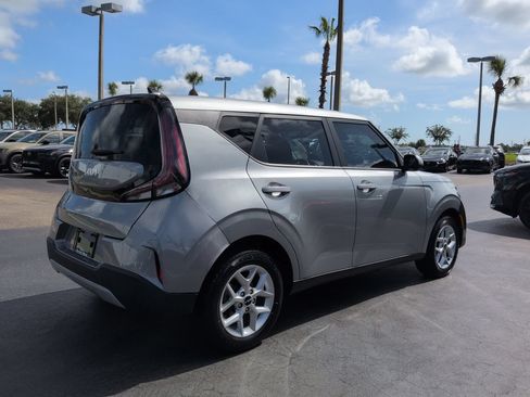 Used 2023 Kia Soul LX w/ LX Technology Package FWD image 4