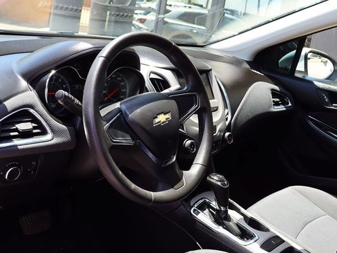 Used 2018 Chevrolet Cruze LS FWD image 38