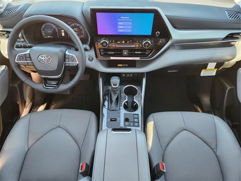 New 2026 Toyota Highlander Platinum image 18