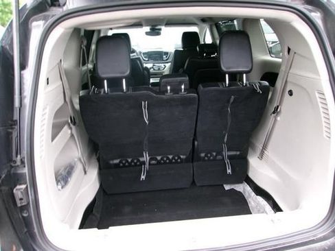 Used 2023 Chrysler Pacifica Touring-L FWD image 13