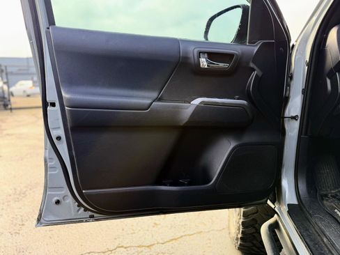 Used 2020 Toyota Tacoma TRD Off-Road image 11