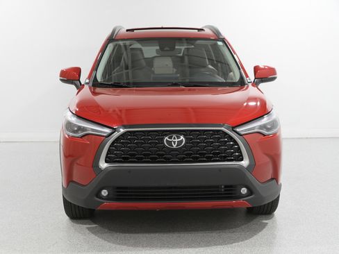 Used 2022 Toyota Corolla Cross XLE image 2