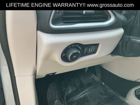 Used 2024 Chrysler Pacifica Touring-L FWD image 12
