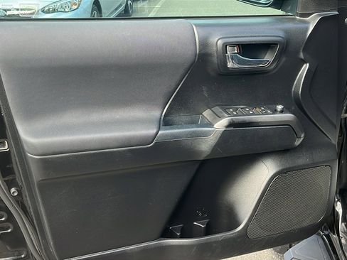 Used 2017 Toyota Tacoma TRD Sport image 11