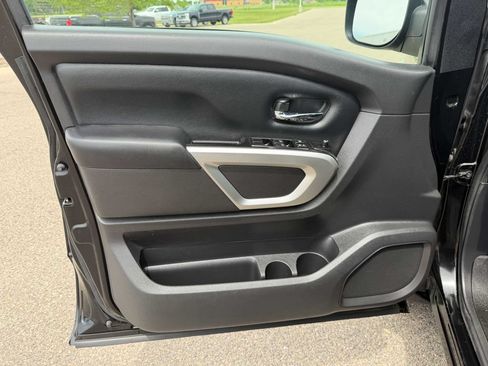 Used 2018 Nissan Titan SV AWD/4WD image 25
