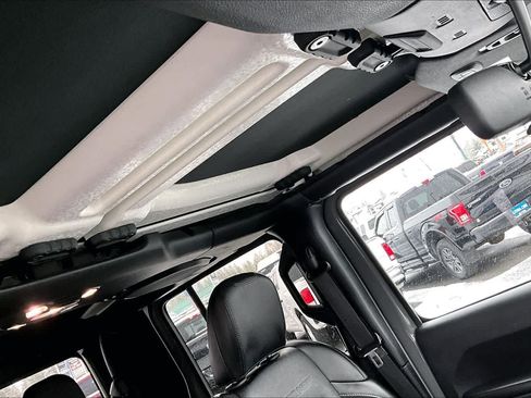 Used 2021 Jeep Gladiator Sport image 30