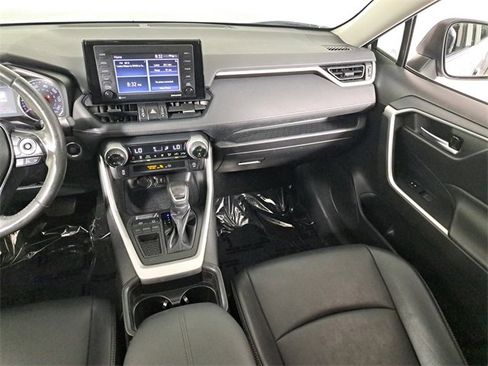 Used 2021 Toyota RAV4 XLE Premium image 17