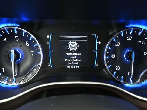 Used 2022 Chrysler Voyager LX FWD image 25