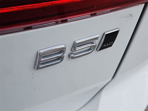 Used 2022 Volvo XC60 B5 Momentum image 12