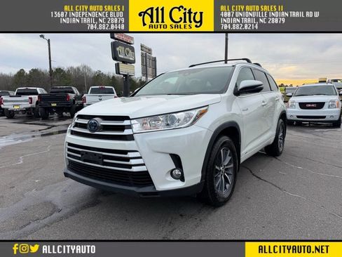 Used 2017 Toyota Highlander XLE w/ Carpet Mat Package image 3