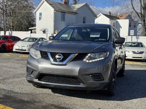 Used 2016 Nissan Rogue S image 2