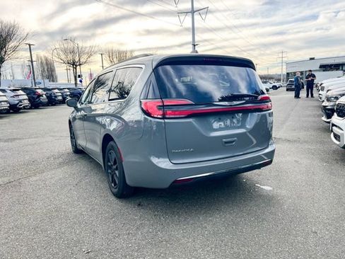 Used 2022 Chrysler Pacifica Touring-L image 9