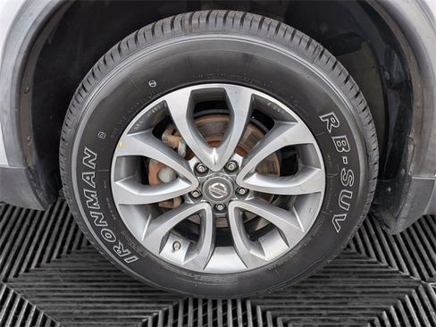 Used 2019 Nissan Rogue SV image 9