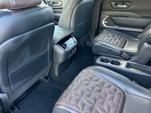 Used 2025 Nissan Armada Platinum Reserve image 11