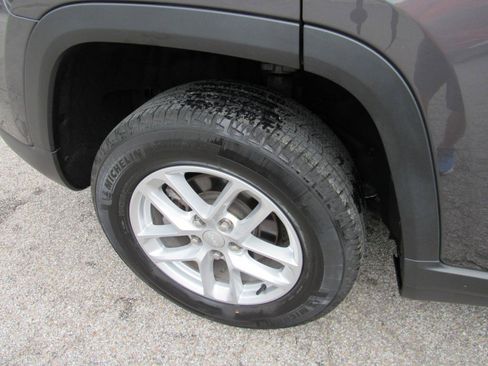 Used 2024 Jeep Grand Cherokee Laredo X AWD/4WD image 4