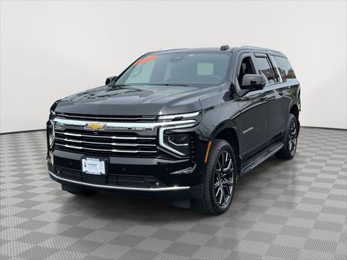 Used 2026 Chevrolet Suburban LT w/ Comfort Package AWD/4WD image 3