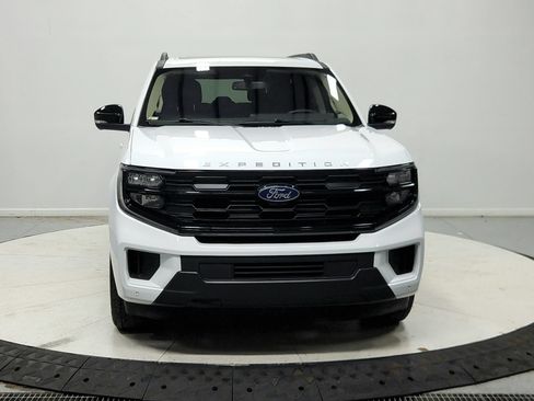 Used 2025 Ford Expedition Active AWD/4WD image 3