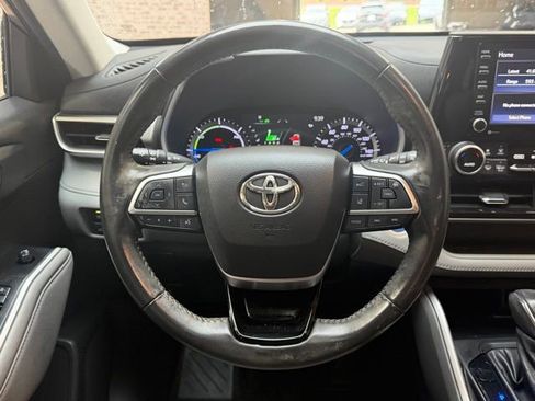 Used 2021 Toyota Highlander XLE FWD image 16