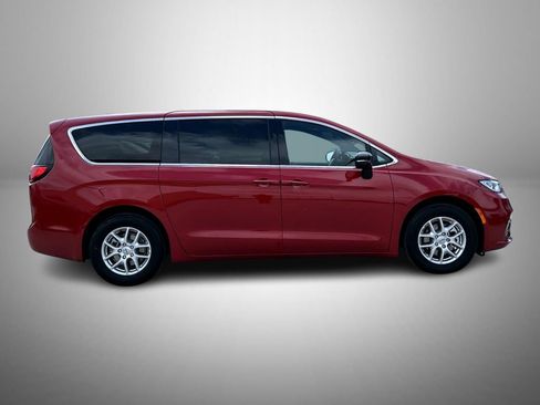 Used 2025 Chrysler Pacifica Select FWD image 4