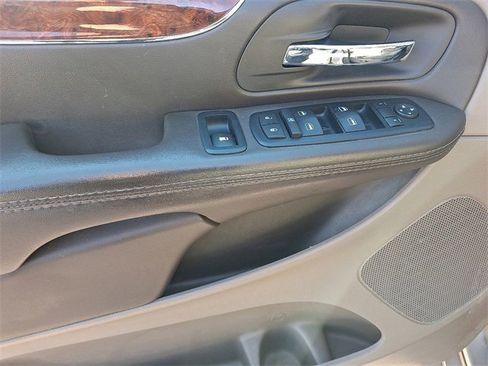 Used 2015 Chrysler Town & Country Touring image 9