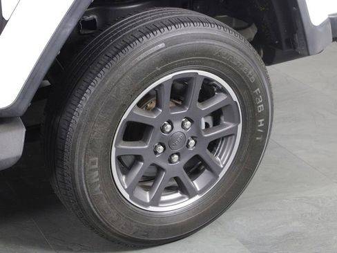 Used 2020 Jeep Gladiator Overland w/ LED Lighting Group image 14