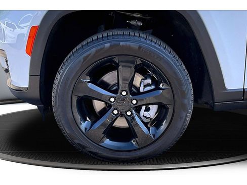 Certified 2025 Jeep Grand Cherokee L Limited w/ Black Appearance Package RWD image 11