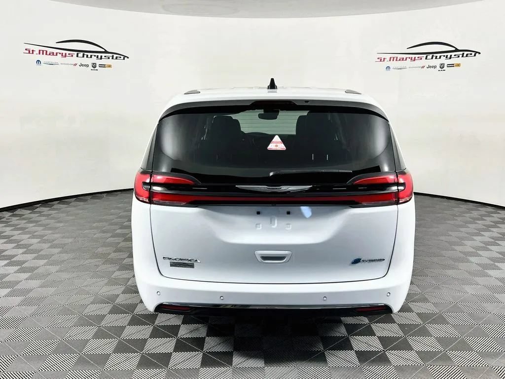 Used 2023 Chrysler Pacifica Touring-L FWD image 7