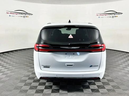 Used 2023 Chrysler Pacifica Touring-L FWD image 7