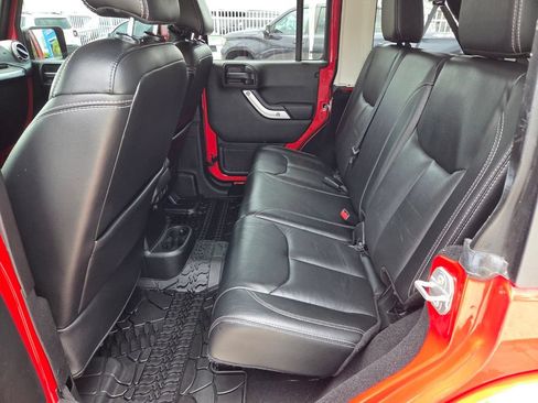 Used 2018 Jeep Wrangler Unlimited Sahara w/ Connectivity Group AWD/4WD image 8