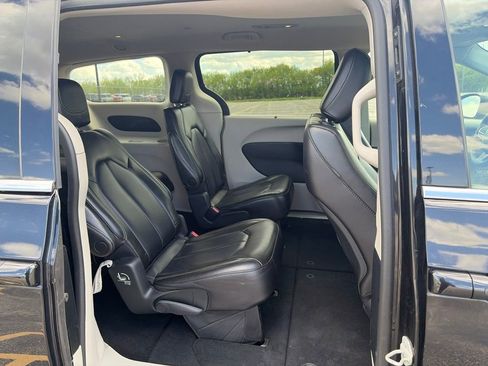 Used 2023 Chrysler Pacifica Touring-L FWD image 13