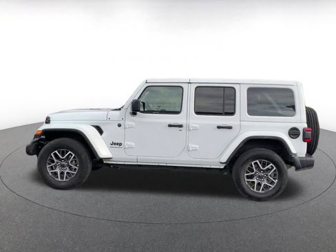 Used 2025 Jeep Wrangler Sahara image 9