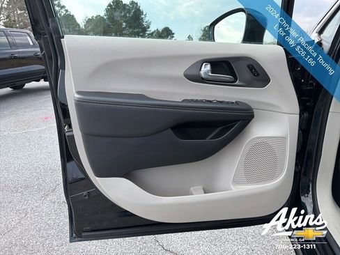 Used 2024 Chrysler Pacifica Touring-L image 15