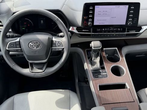 Used 2023 Toyota Sienna XLE image 10