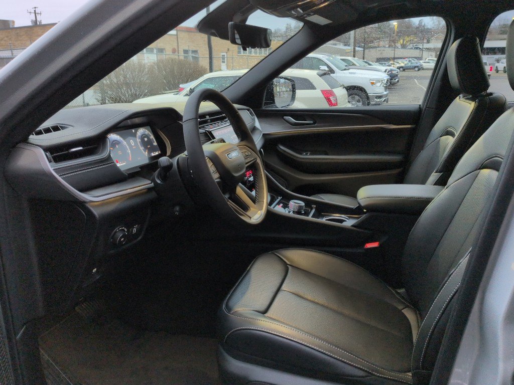 New 2025 Jeep Grand Cherokee L Limited w/ Luxury Tech Group II AWD/4WD image 11