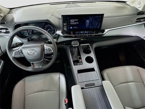 Used 2025 Toyota Sienna XLE image 24